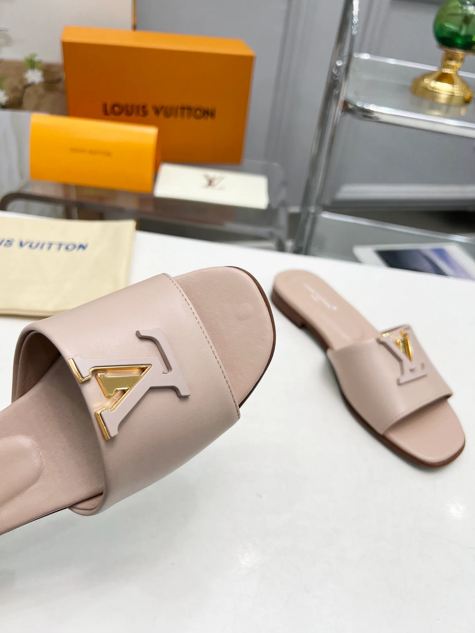 👟👟Ex-factory price 440👟👟Louis Vuitton/Louis Vuitton women's new sandals LV SUNSET COMFORT flat sandals are made of exquisite cowhide and sheepskin lining, the uppers show handicrafts, and are matched with genuine leather soles*@wearing experience. LV logo hardware buckle on upper, size 35-42
